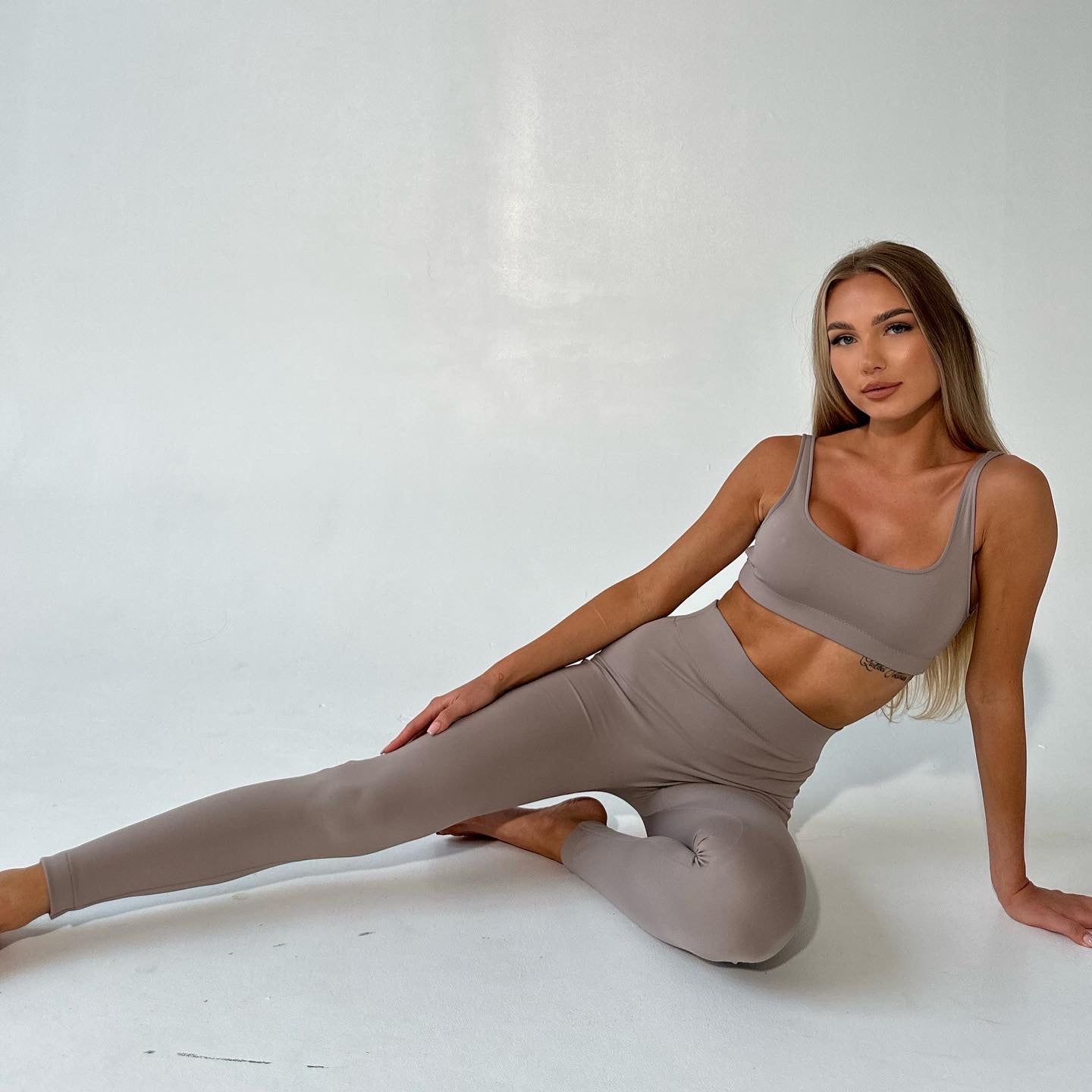 Crop-top su petnešėlėmis