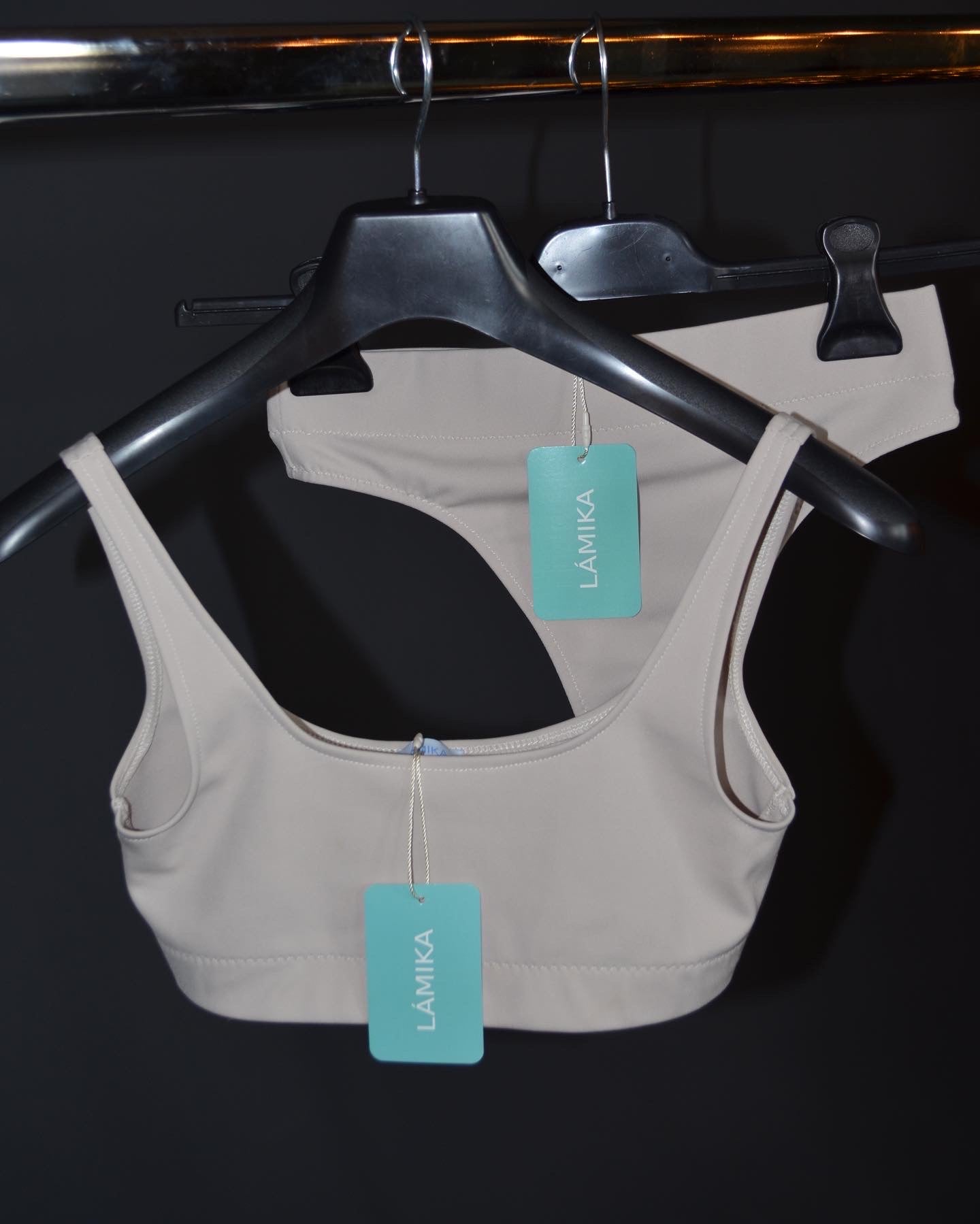 Crop su petnešėlėmis & formuojančios kelnaitės