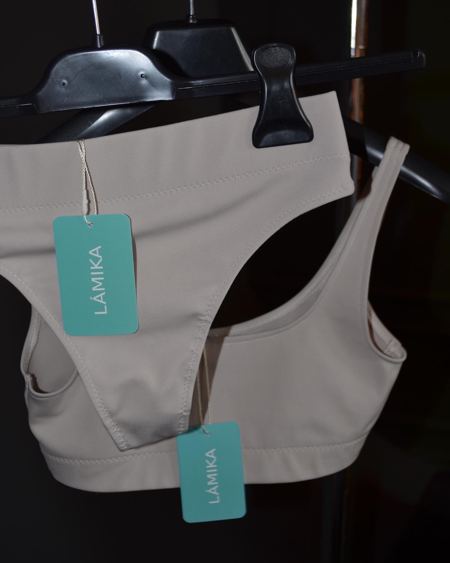 Crop su petnešėlėmis & formuojančios kelnaitės