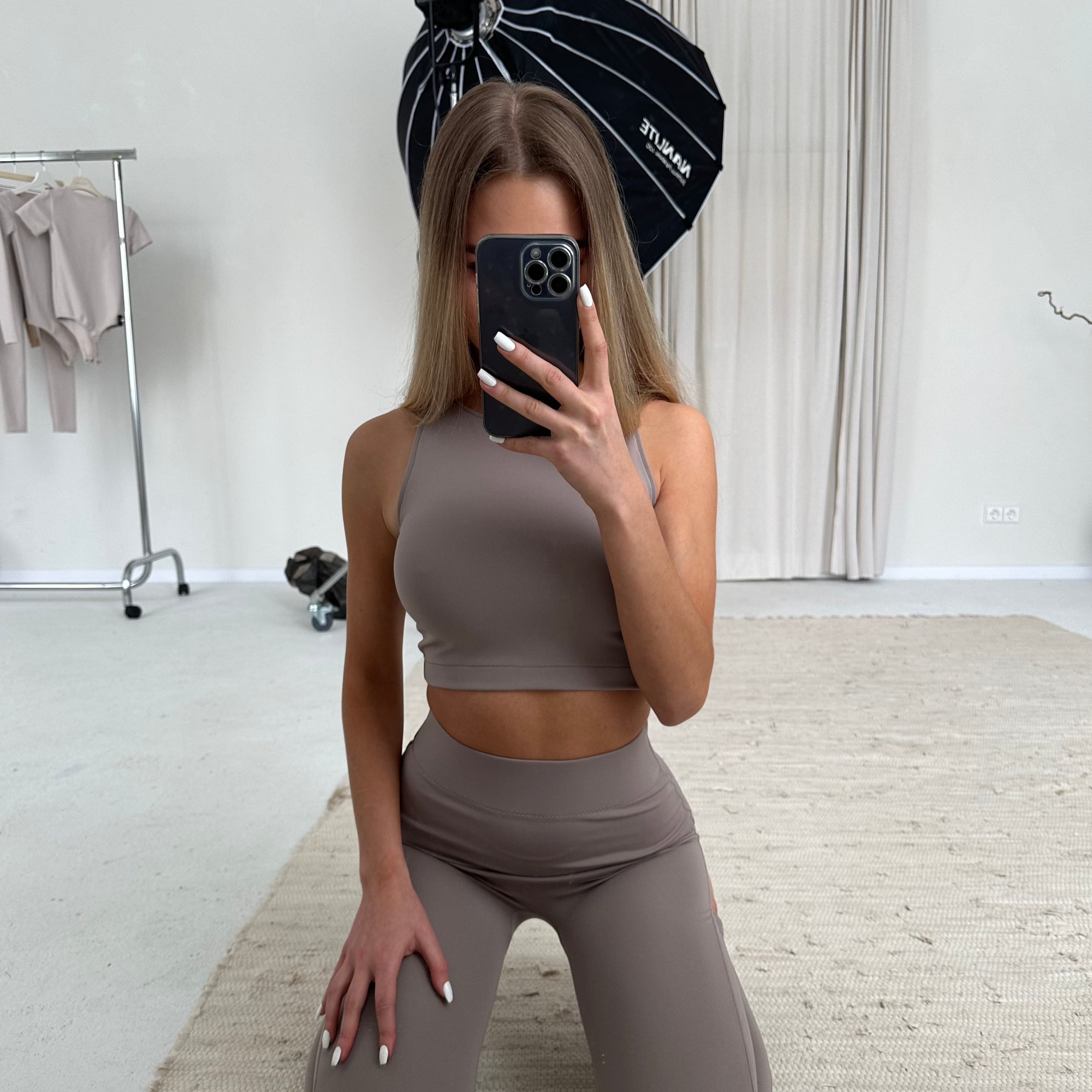 Crop-top be rankovių