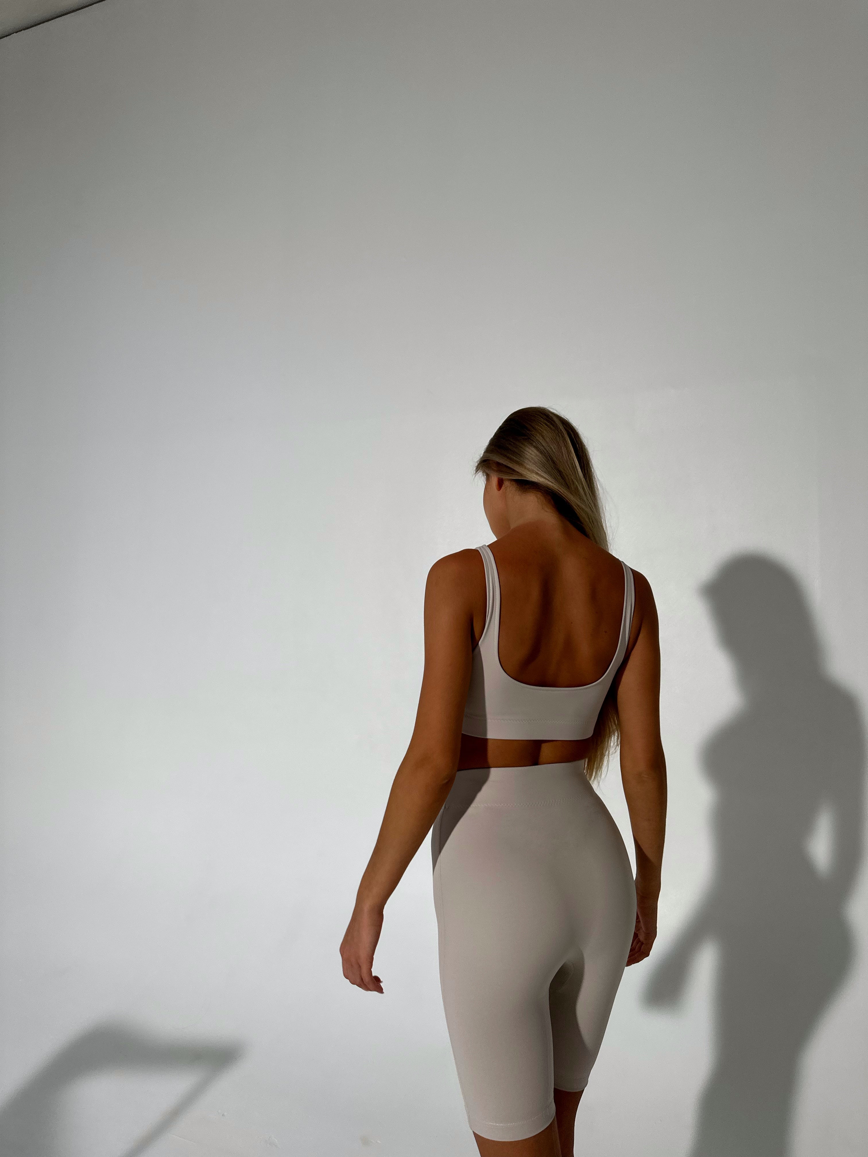 Crop-top su petnešėlėmis