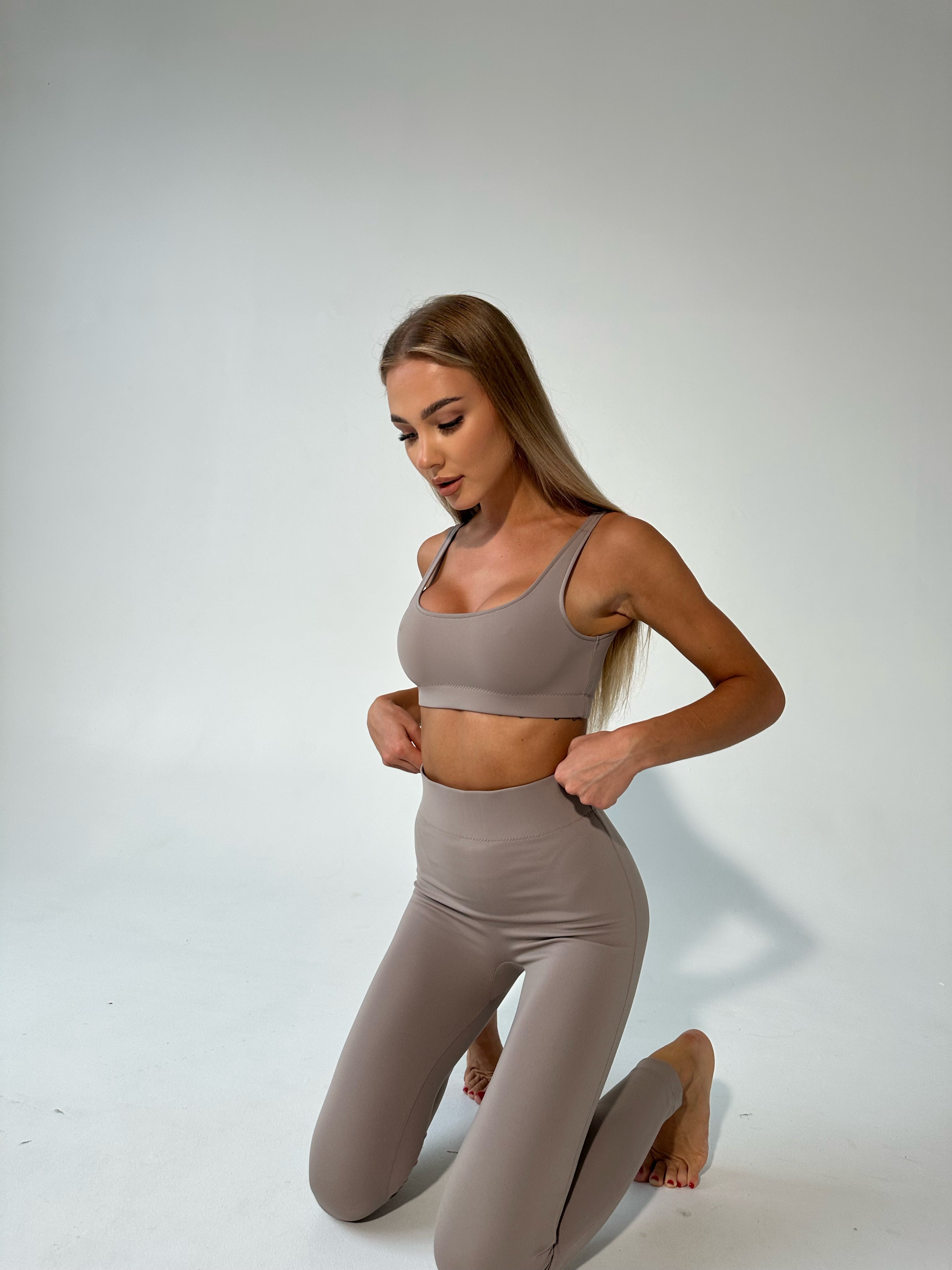 Crop-top su petnešėlėmis