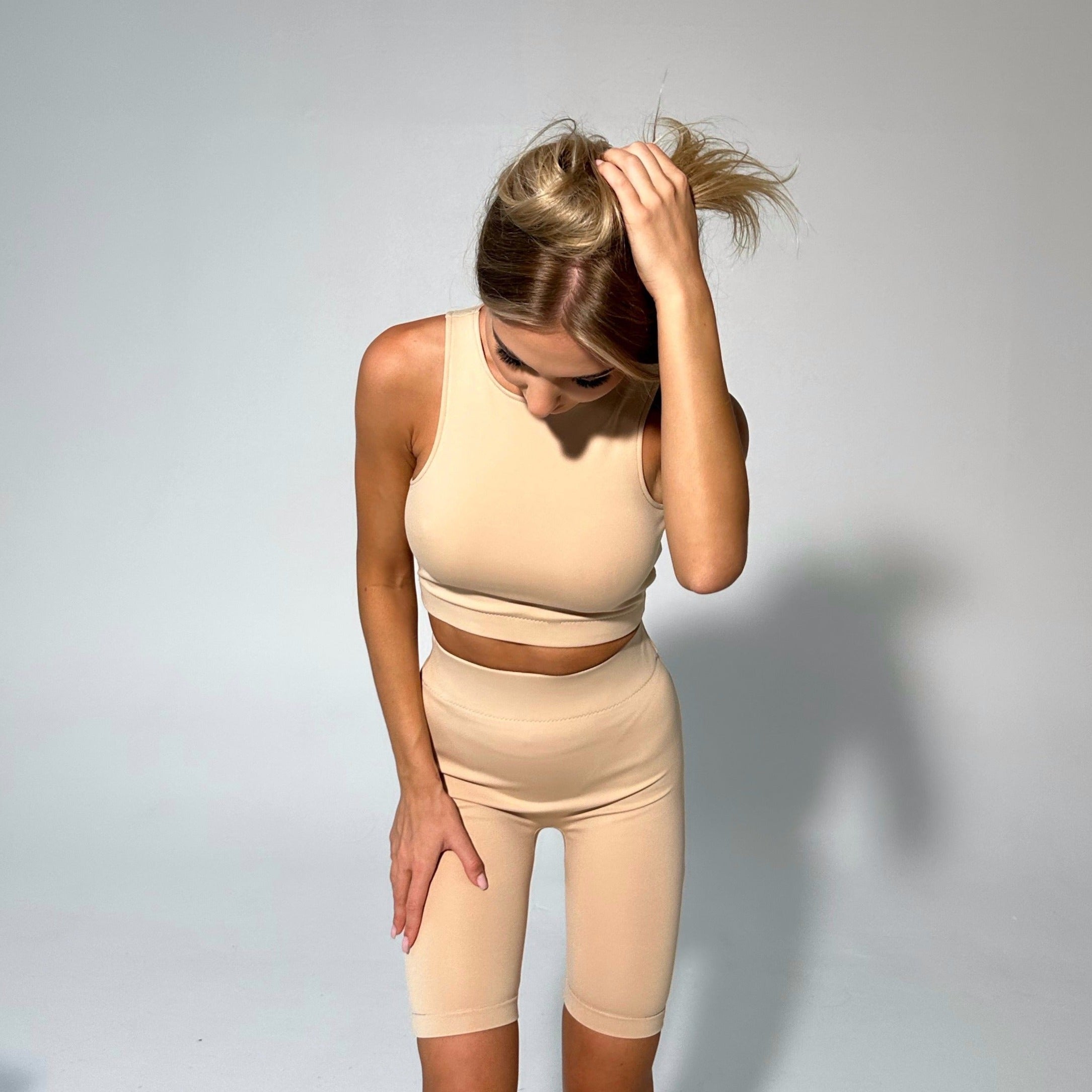 Crop-top be rankovių