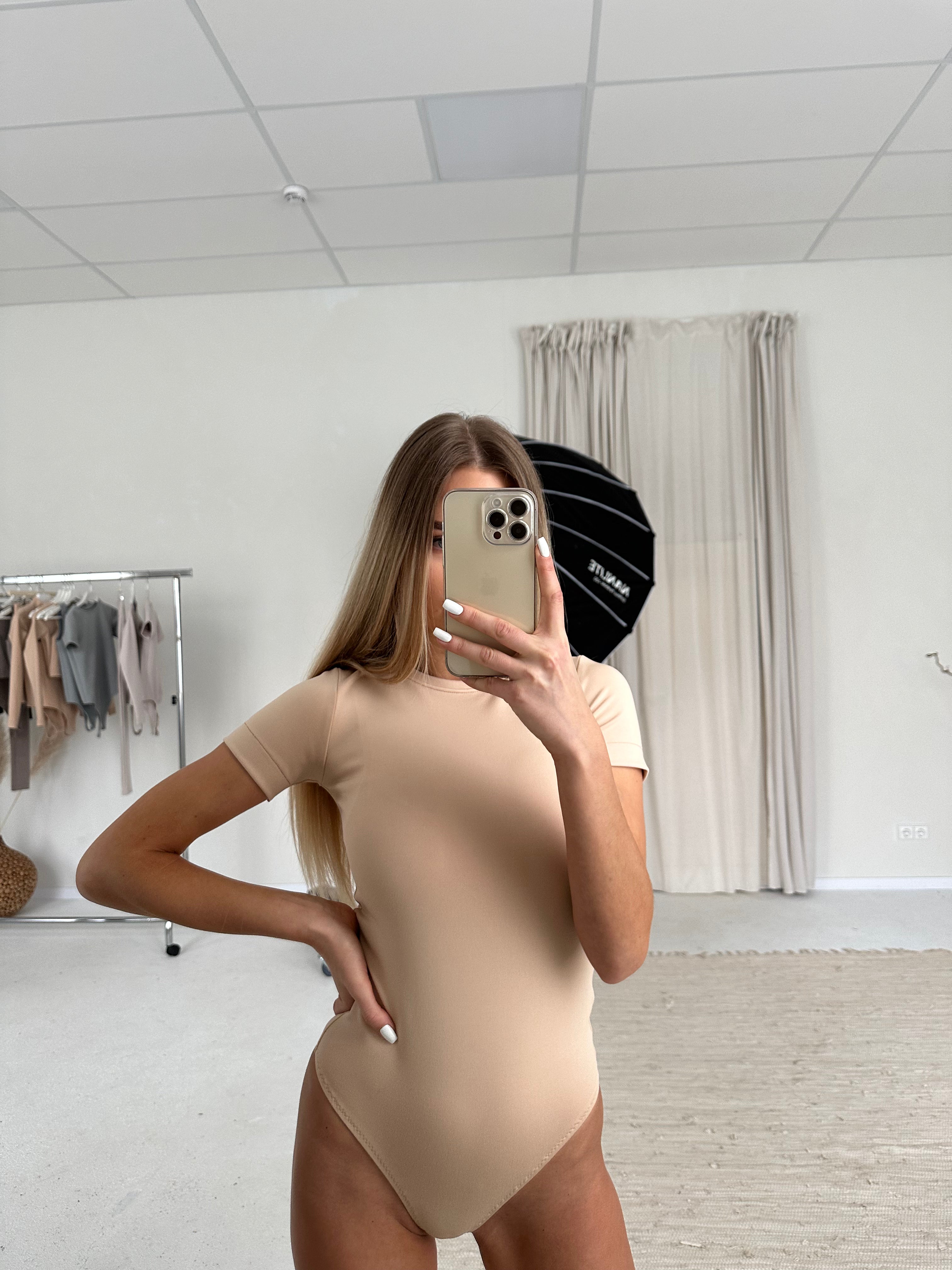 Body su trumpomis rankovėmis