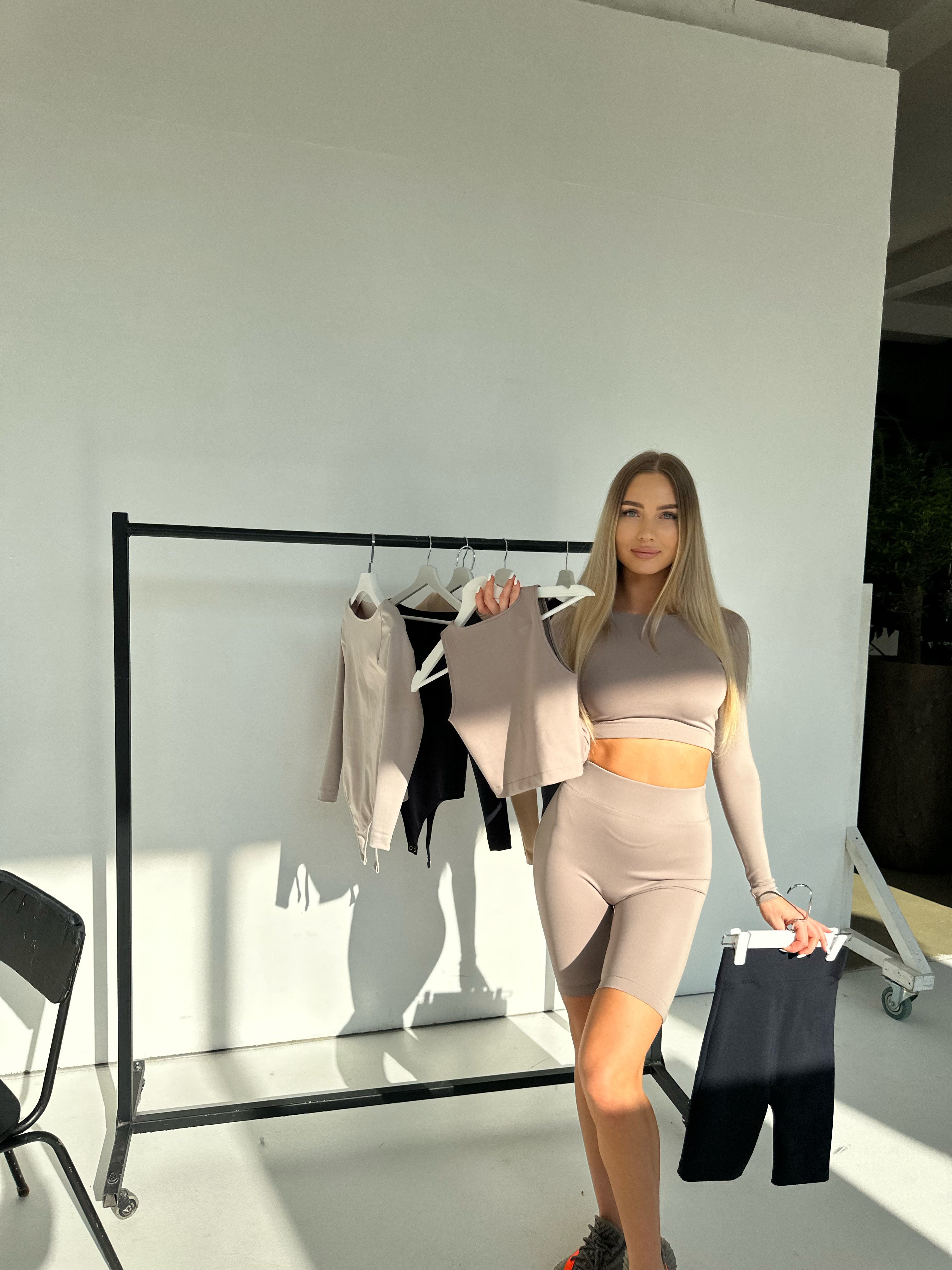 Crop-top su ilgomis rankovėmis