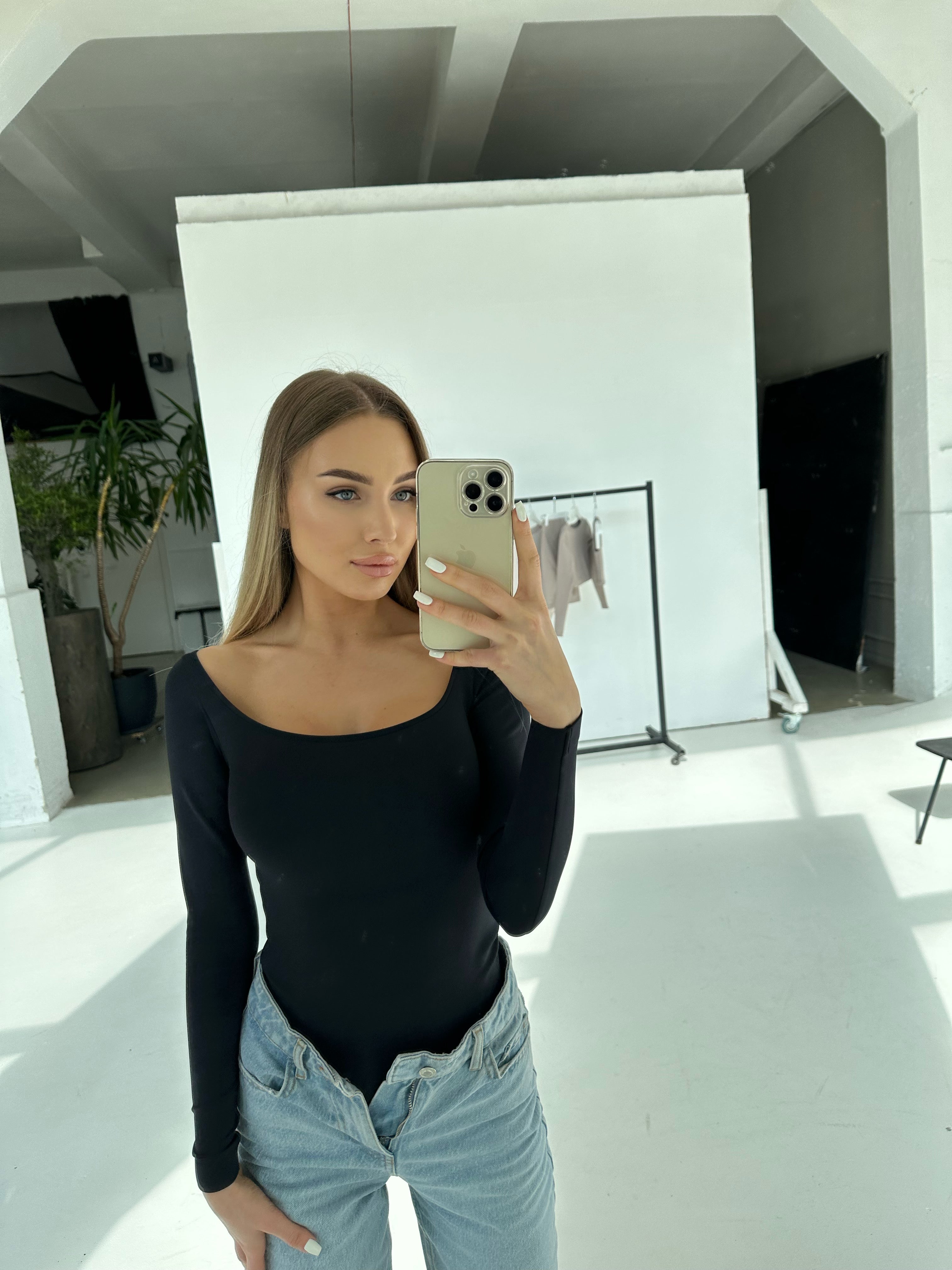 Body su dekolte iškirpimu