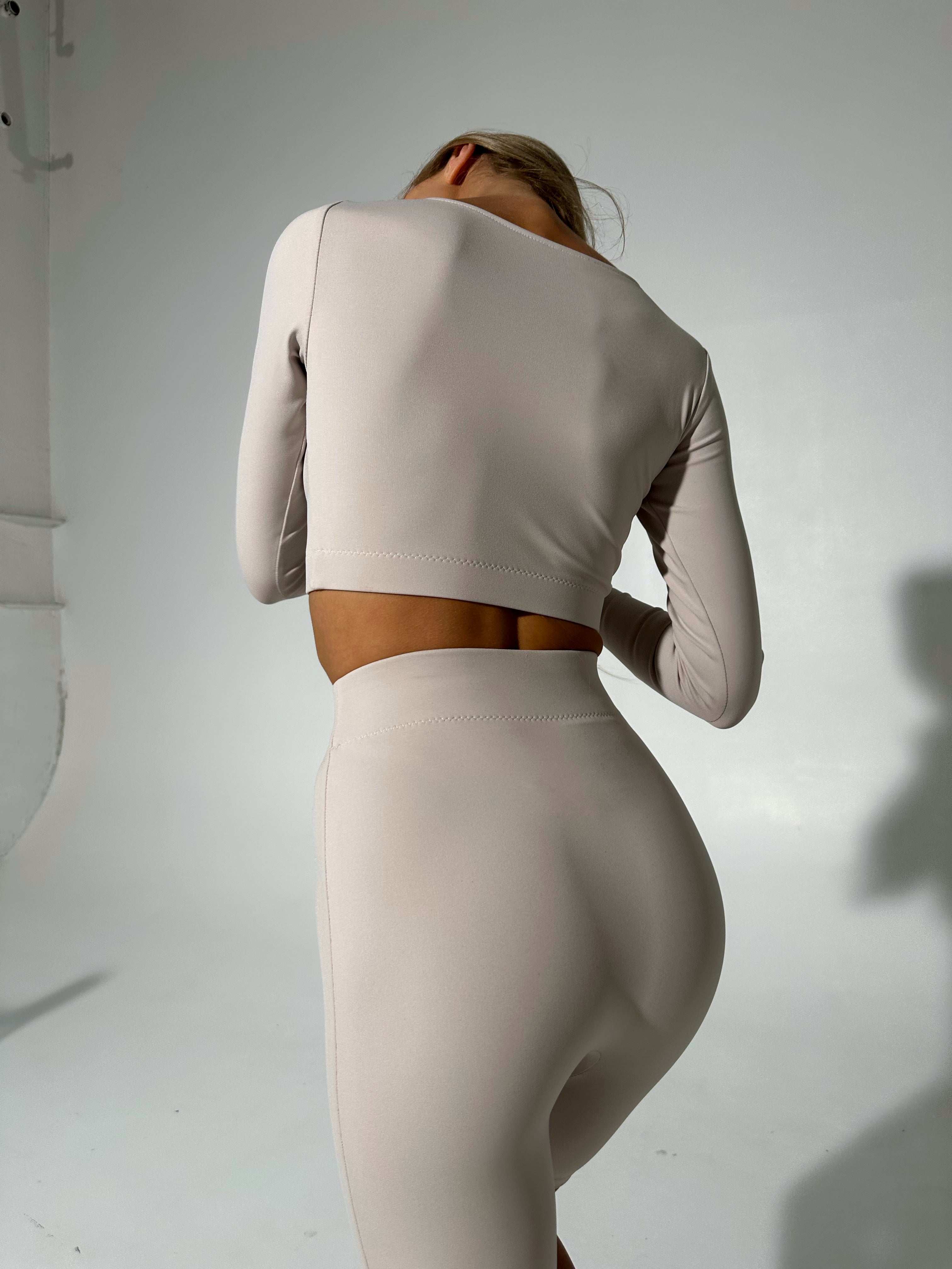 Crop-top su ilgomis rankovėmis