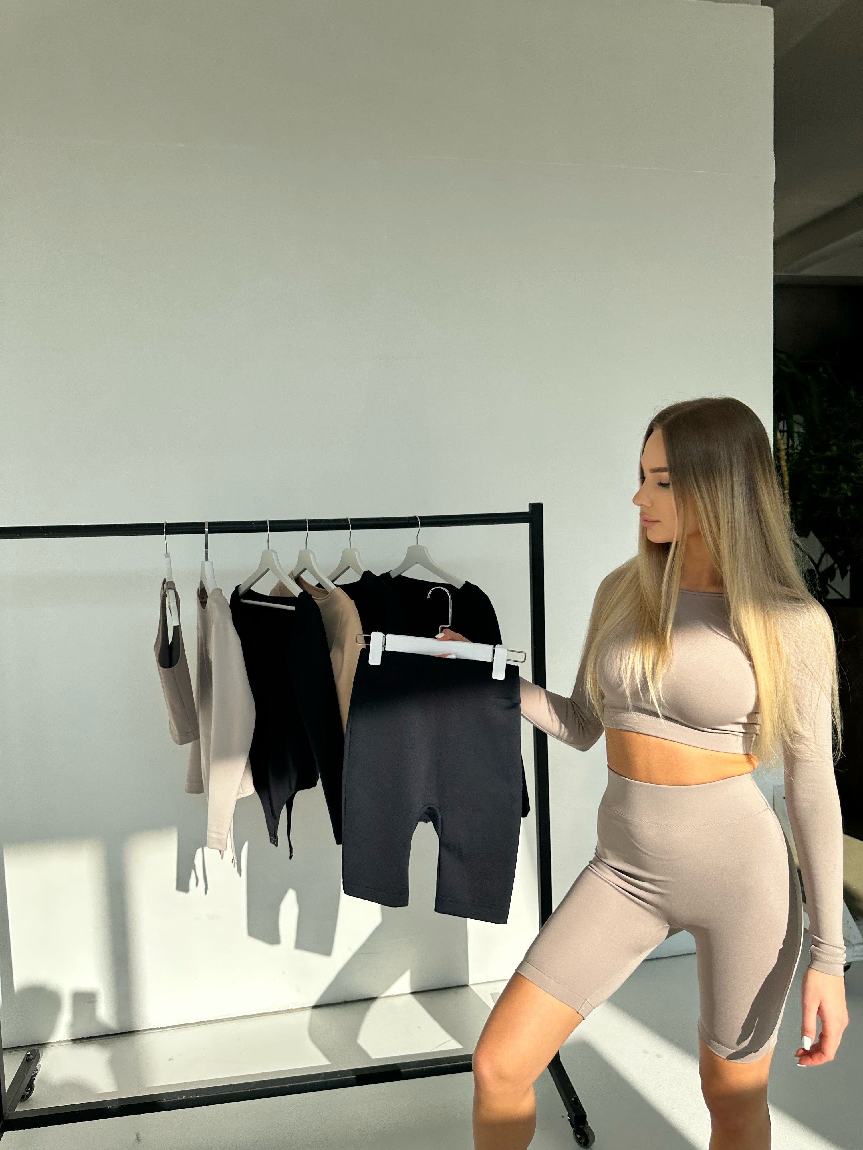 Crop-top su ilgomis rankovėmis